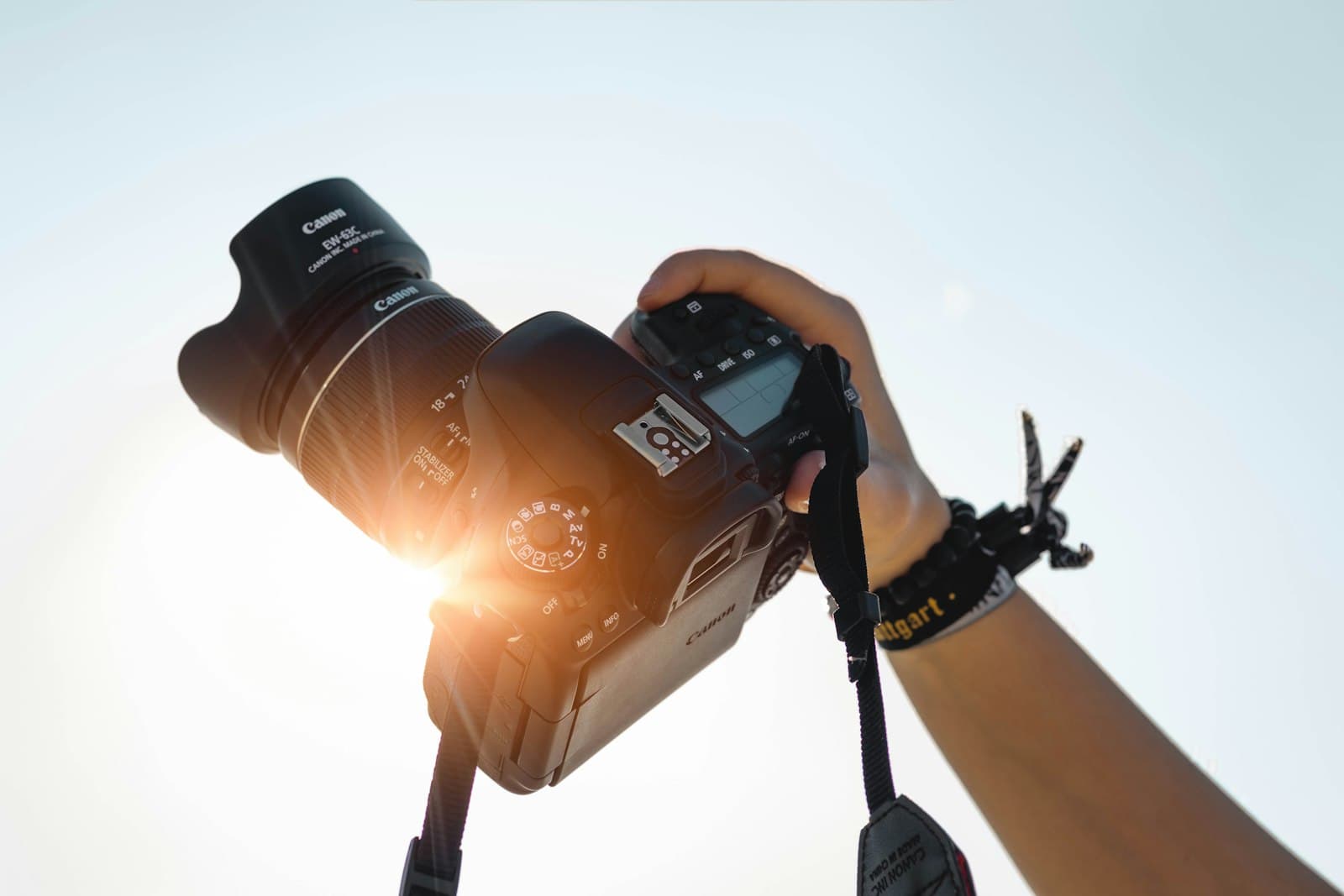 Photographe en plein travail devant son appareil